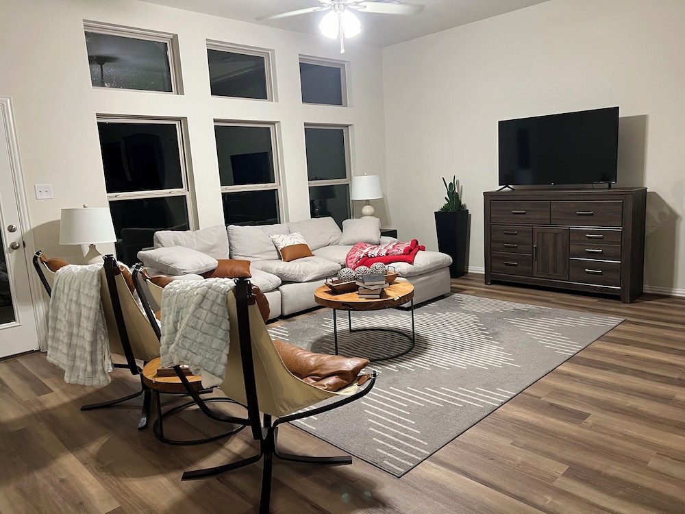 Balmoral Lakeside 5br 4ba House