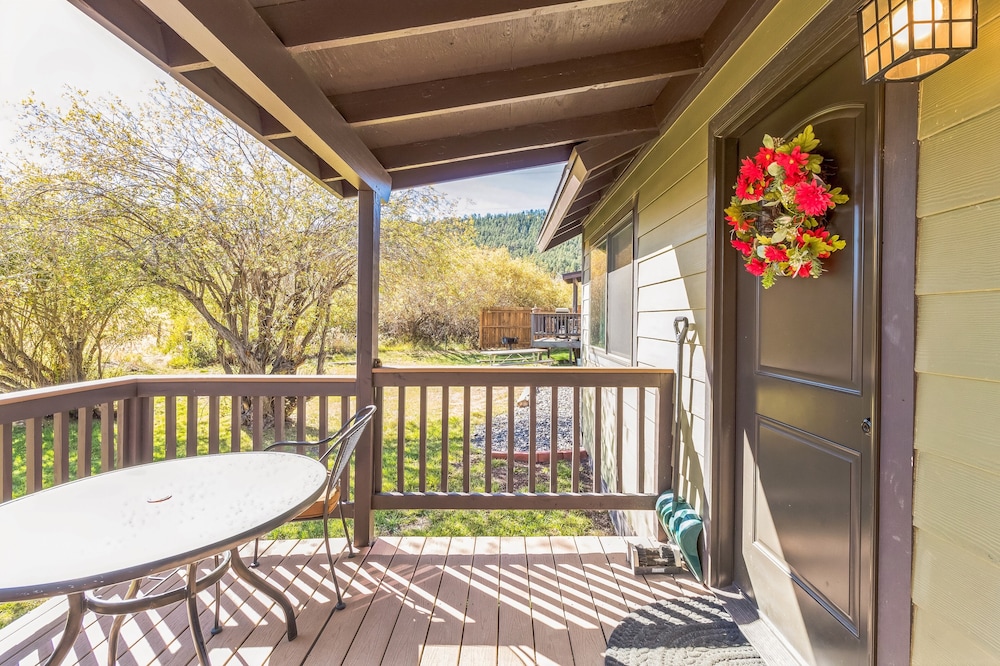 Cozy Cabin Retreat With Scenic Views 2 Bedroom Cabin