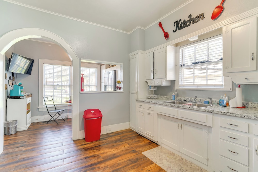 10 Mi to Caddo Lake: Charming Cottage in Vivian!