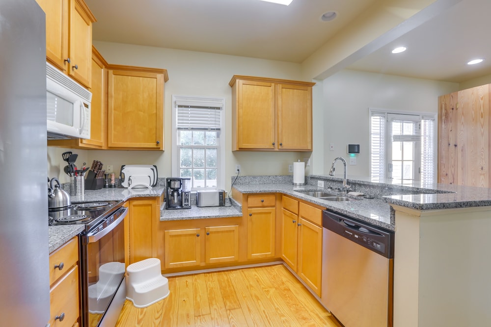 Greensboro Townhome w/ Deck - Walk to Downtown view 2