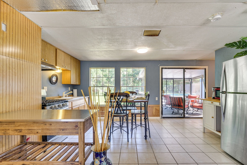 2 Mi to Manatees: Homosassa Home w/ Lanai!
