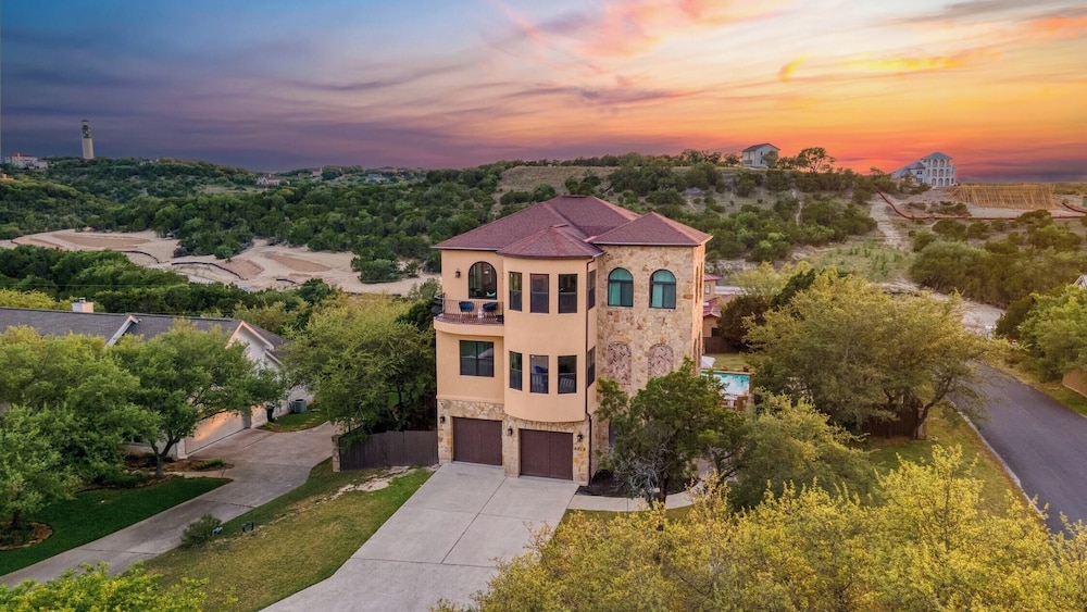 Hudson by Avantstay Magnificent Home w/ Beautiful Views, Multiple Living Areas, Pool & Games!