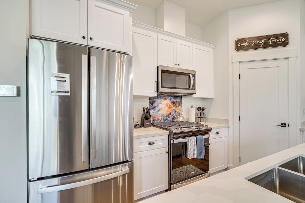 Eagle Point Golf Retreat: Pool Access + Patio!