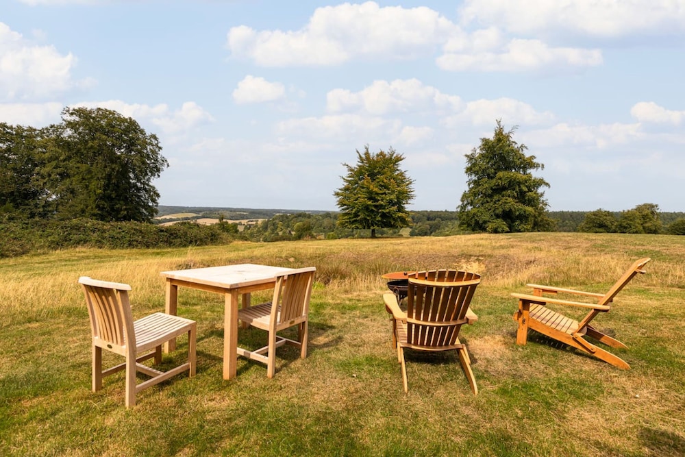 Quercus Redwood - Sleeps 4 - From 375 Per Night