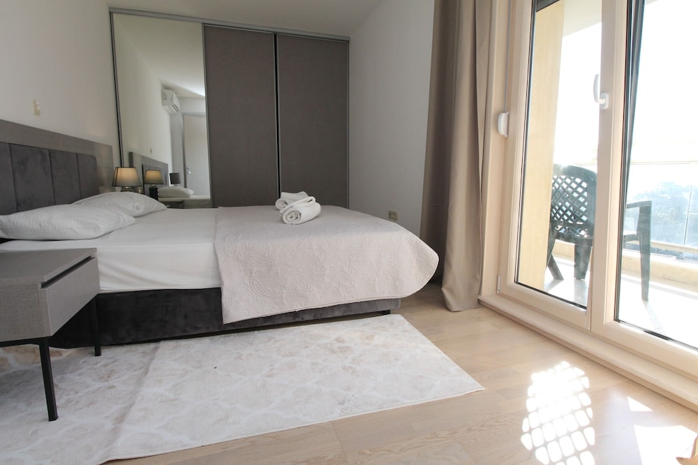 Fontana Lux Apartments view 4