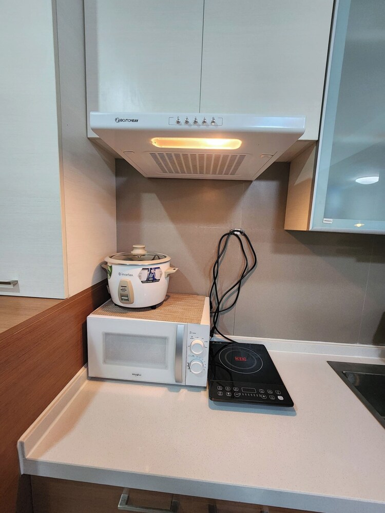 Cozy 1BR Condo in Mandaluyong City With City Skyline View