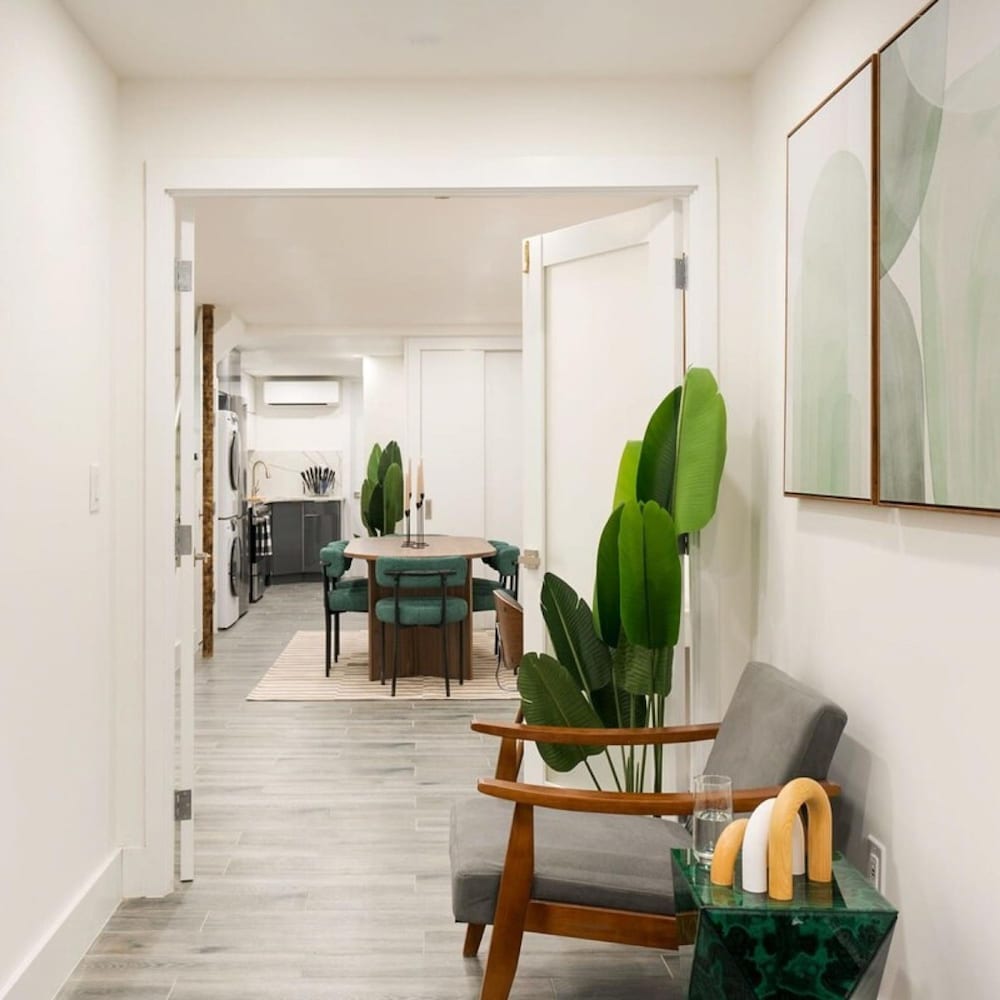 317-1d New 2BR Duplex W D Private Backyard