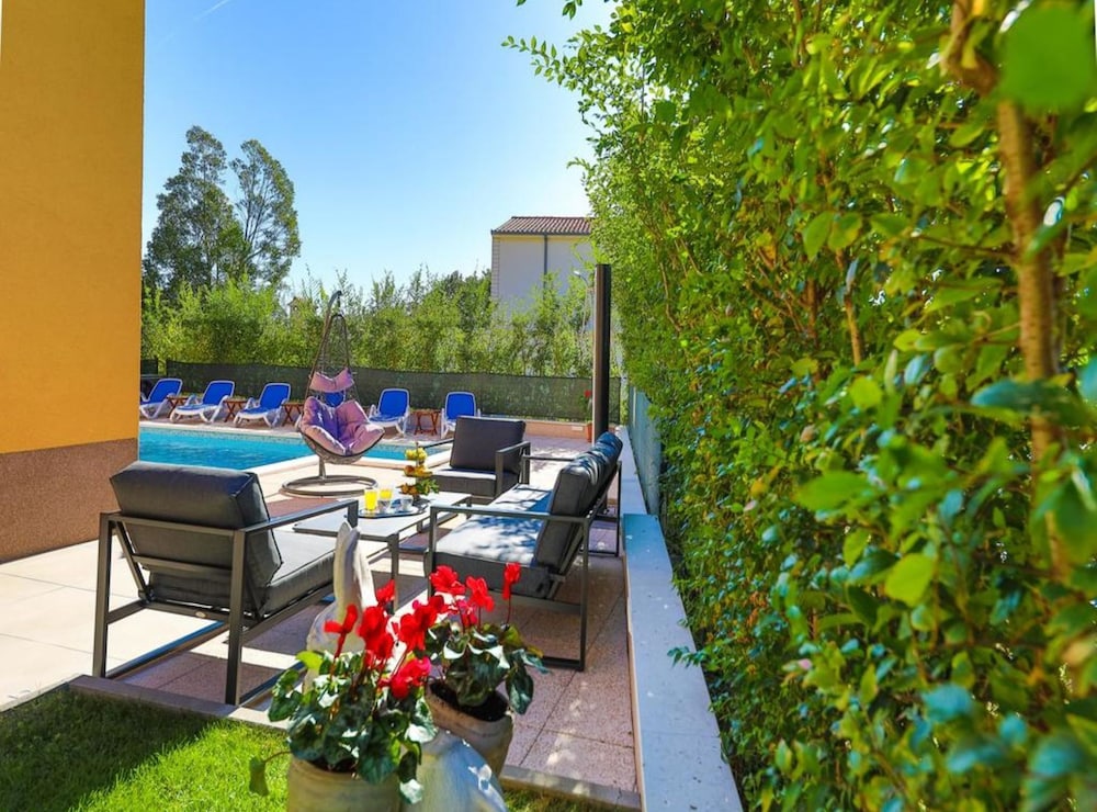 Kastel Luksic Scenic Villa With Pool