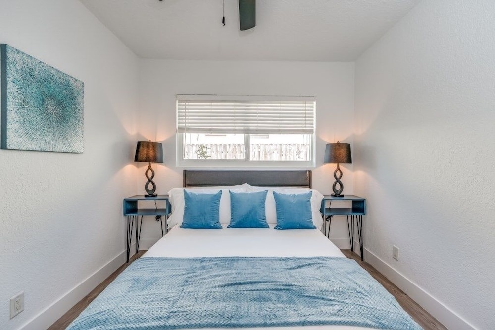 Fox Private Resort- Near Downtown & Beach 8 Bedroom Home
