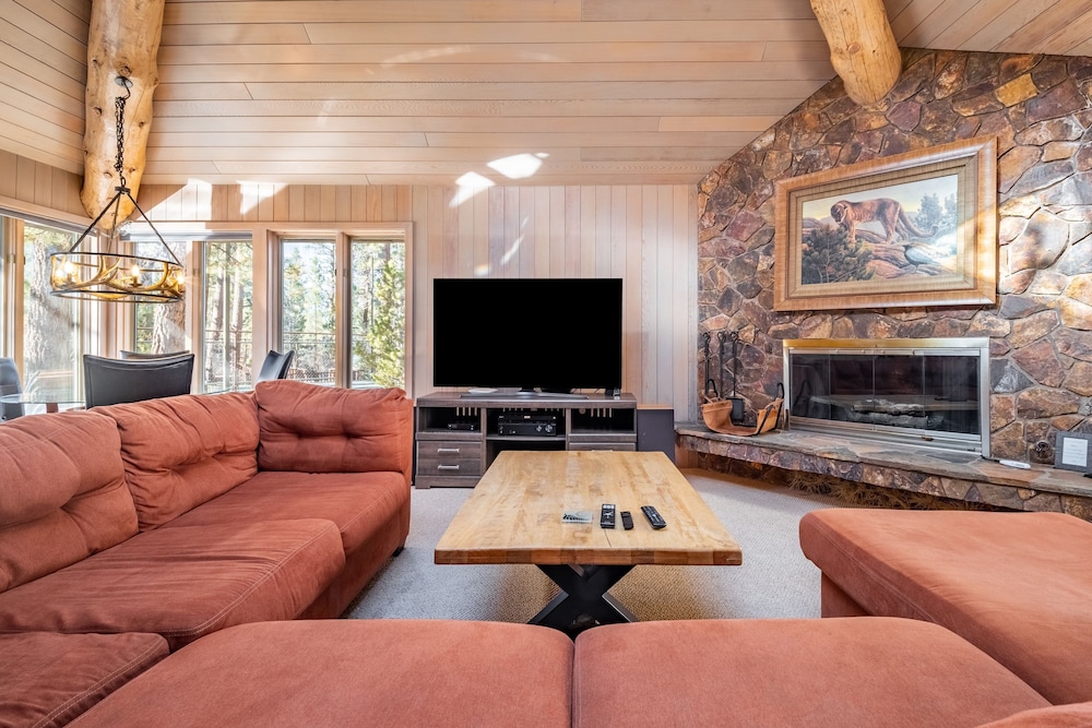 Heavenly Valley by Avantstay Home w Pool Sauna Hot Tub Game Room Tennis Crt Basketball Crt