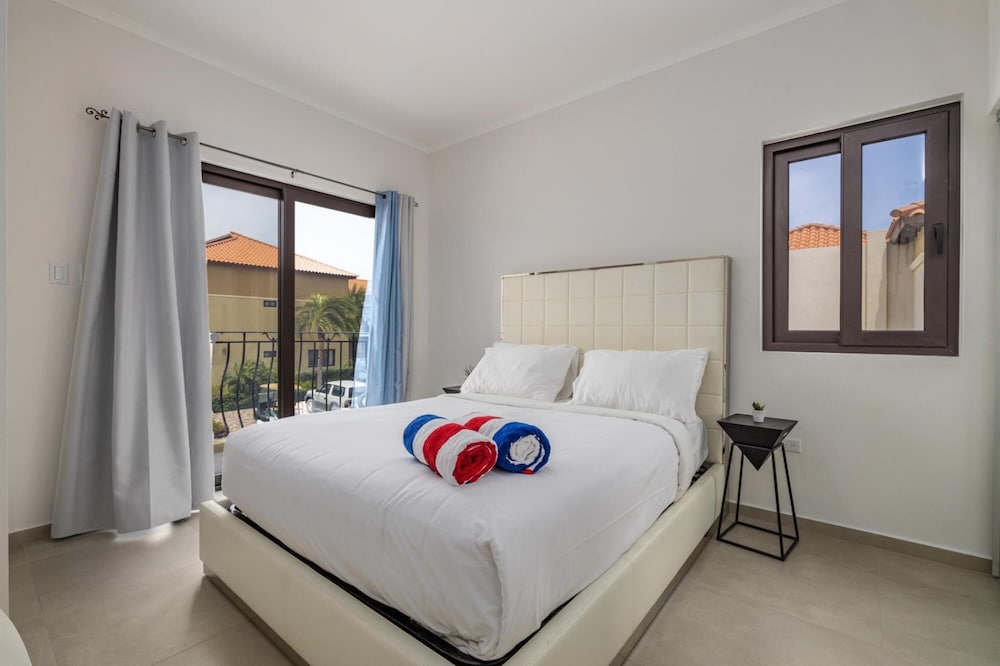 NEW Modern 2 Bedroom Townhome Gold Coast