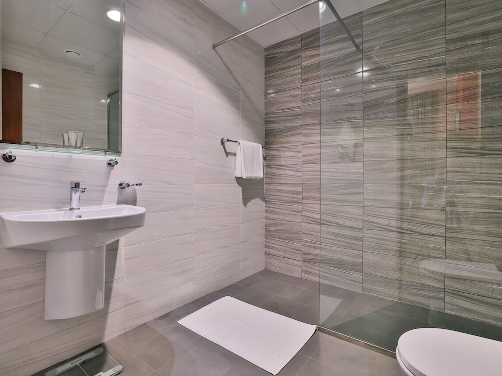 Luxe Apartments Near Dubai Mall, Burj Khalifa - Pool, Gym, & Parking