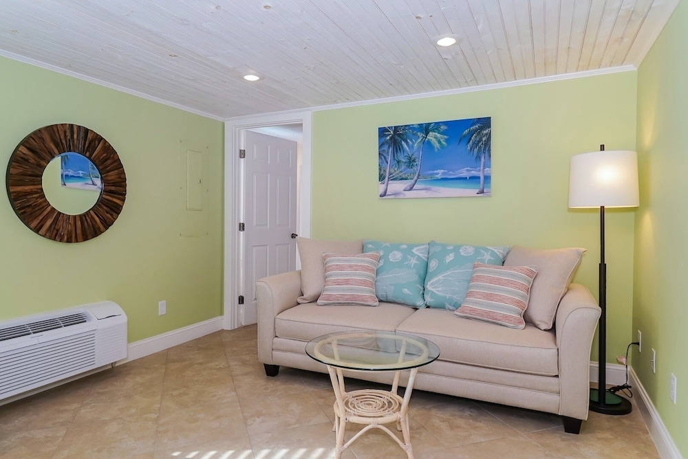 Ebb Tide 3 Bedroom Home by RedAwning