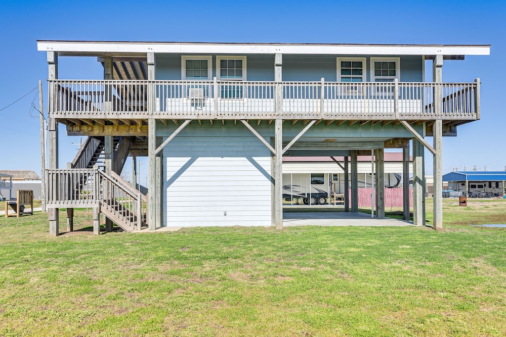 Walk to Shore: Crystal Beach Home w/ Deck! view 4