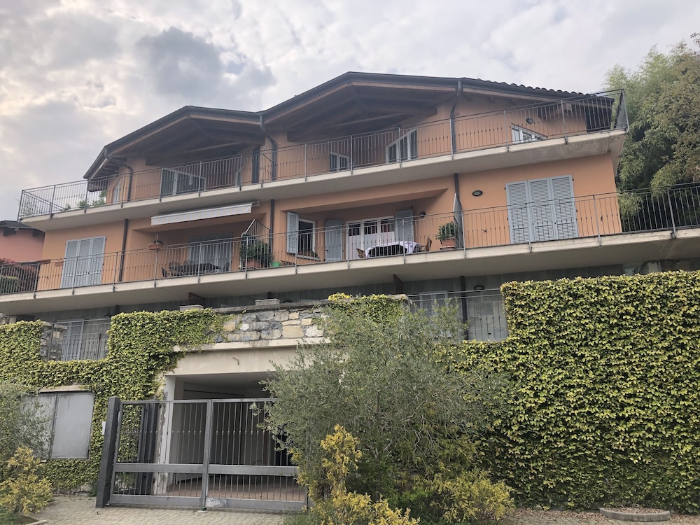 Appartamento Vista Lago Red & Grey