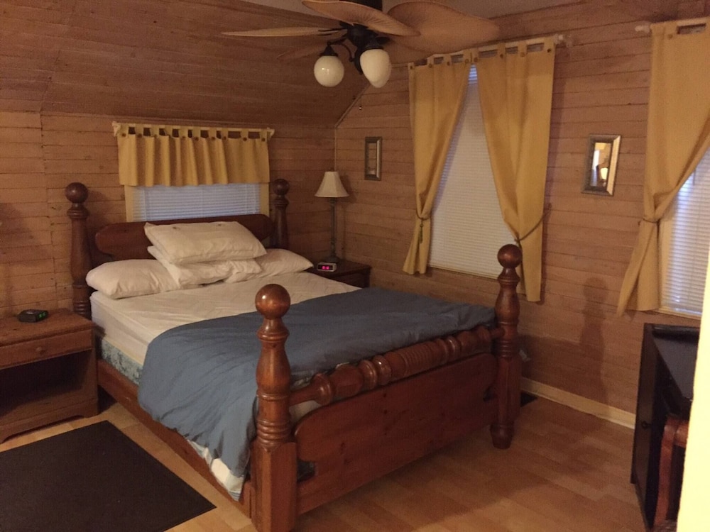 4 Bedroom Cottage On Manitoulin Island - Next to Sandy Beach!