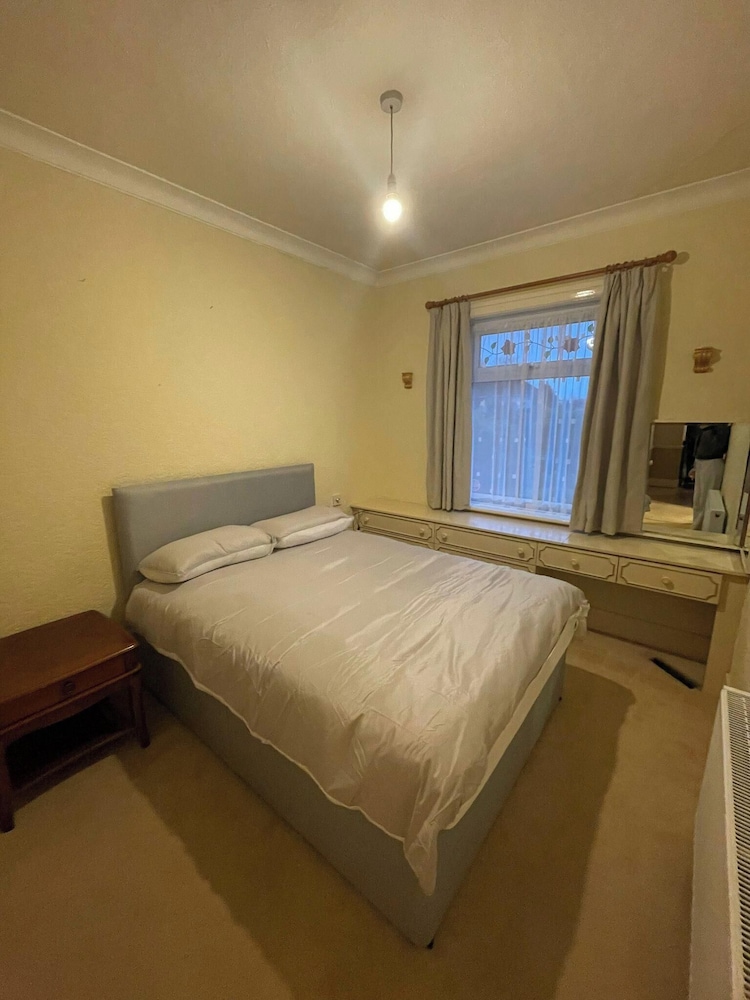 Charming Home in Huddersfield w/ Parking Petsok