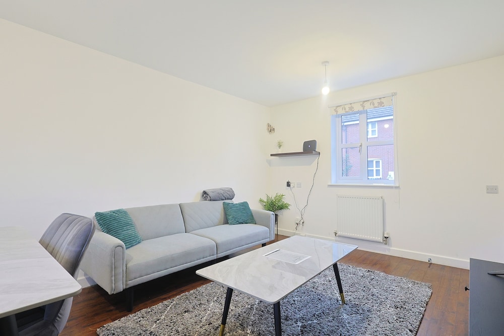 Manchester 3-beds, Sleeps 6 With On-site Parking
