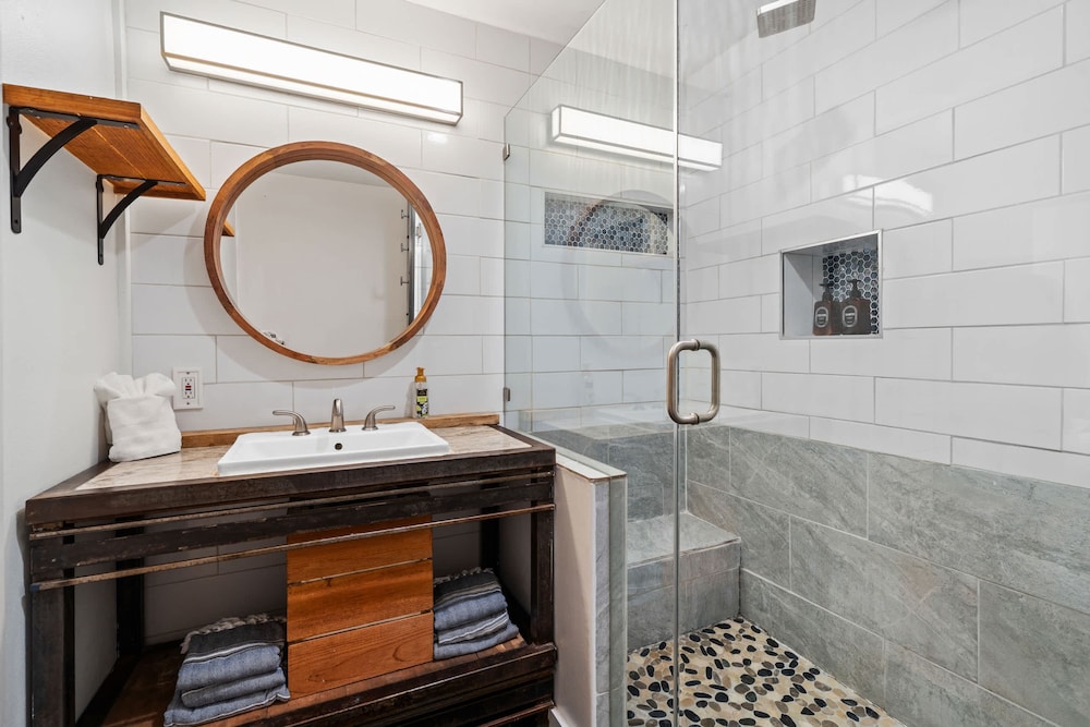Luxury 7BR Hill Country Gem With Barndominium