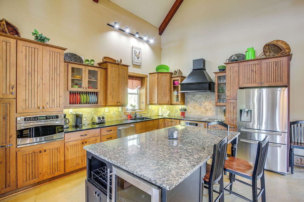 Spacious Group Getaway Near Cumberland River!