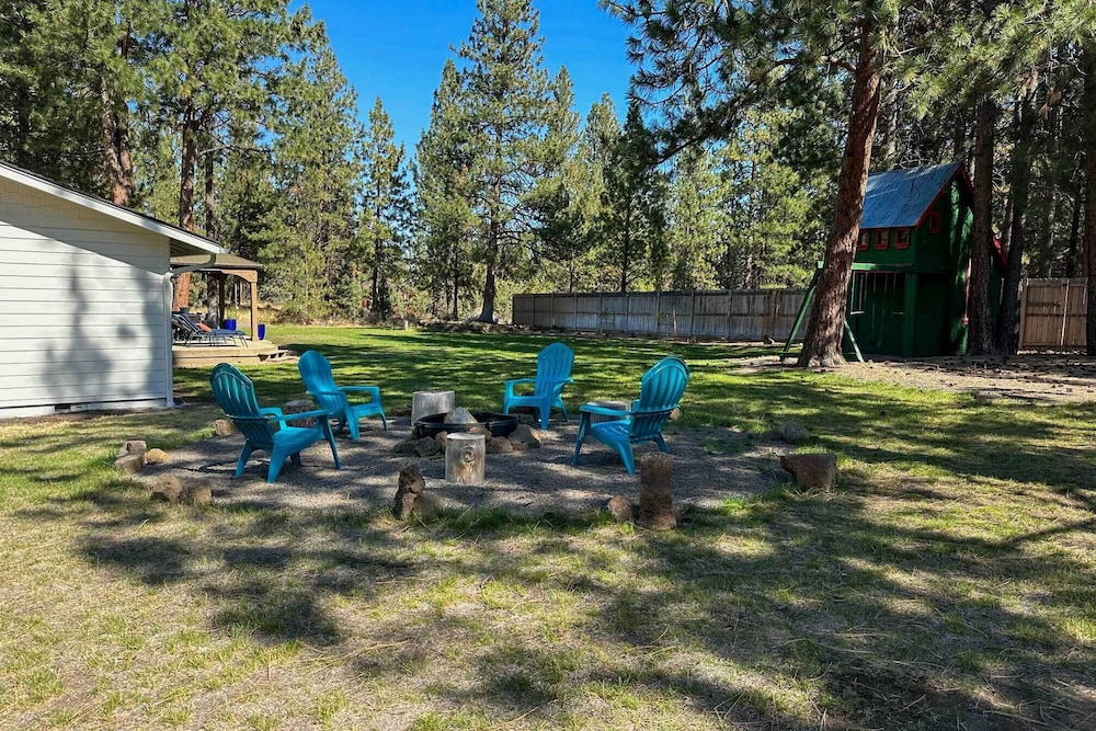 Bend Hideaway on 3 Acres With Decks + Fire Pit! view 2