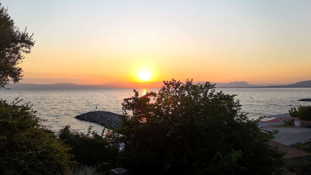 Beachfront Avia Nest - Aspa s Getaway