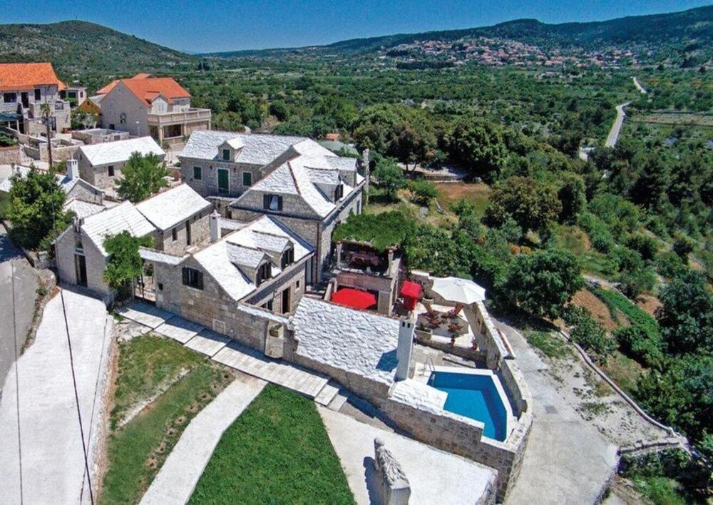 Mari 1 - With Pool - H