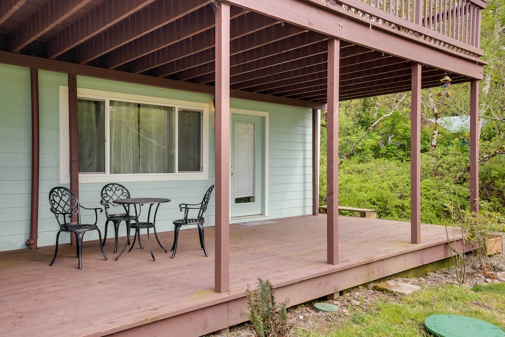 Soothing Studio w/ Lush Views: 2 Mi to Beach!