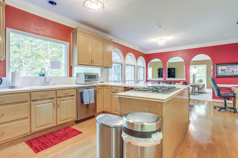 3 Mi to Roswell Riverwalk: Spacious Getaway!