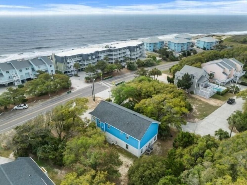 Atlantis Blue - Relaxing Beach Getaway Home Directly Across The Street From Beach Access! 5 Bedroom Home by RedAwning