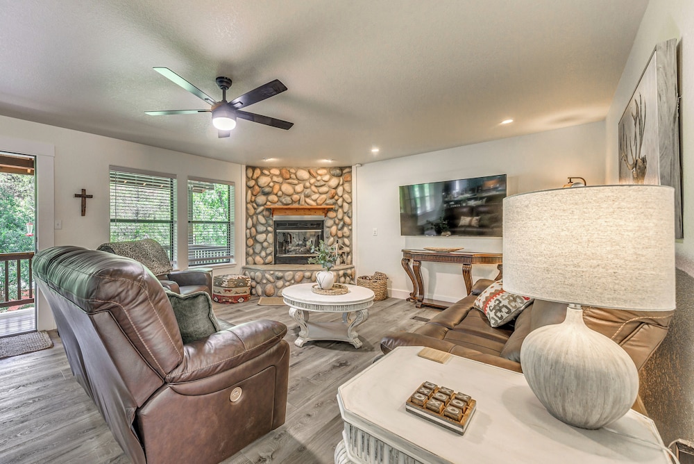 1 Mi to Grindstone Lake: Modern Ruidoso Retreat!