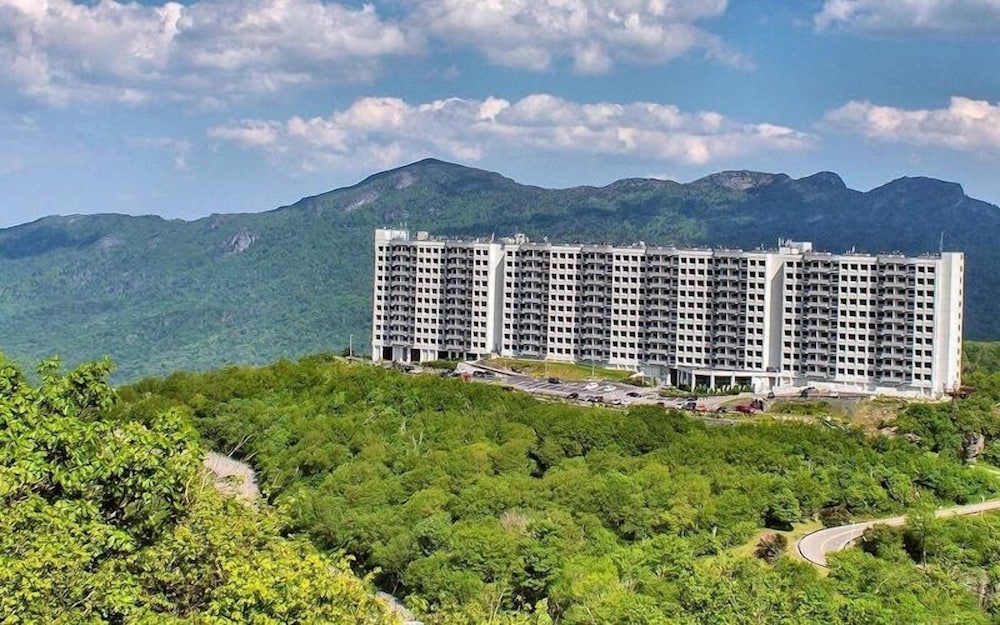 Hotel Handsome Condo, View in Sugar Mountain, Heated Pool & Jacuzzi by RedAwning - Image 1
