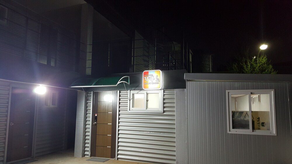 Ninano Guesthouse - Hostel