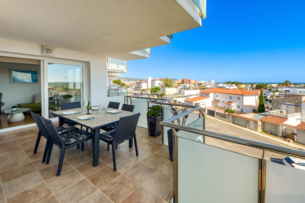 Apartment in Roses Near Santa Margarita Beach