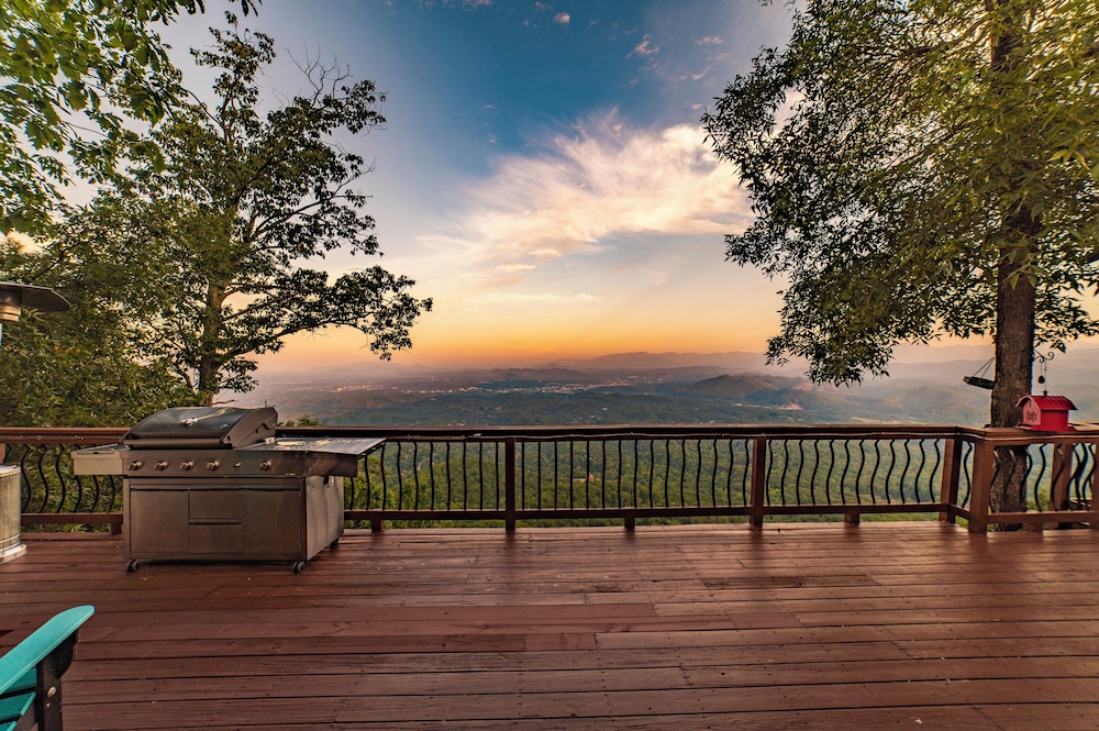 Panorama by Avantstay Unparalleled Views, Deck w/ Hottub, Game Room Pool Table