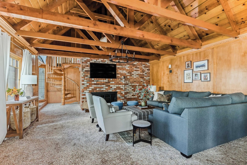 Sleeps 23 2 Homes, Lakefront, Private Dock, Hot Tub, Game Room, Swingset, View