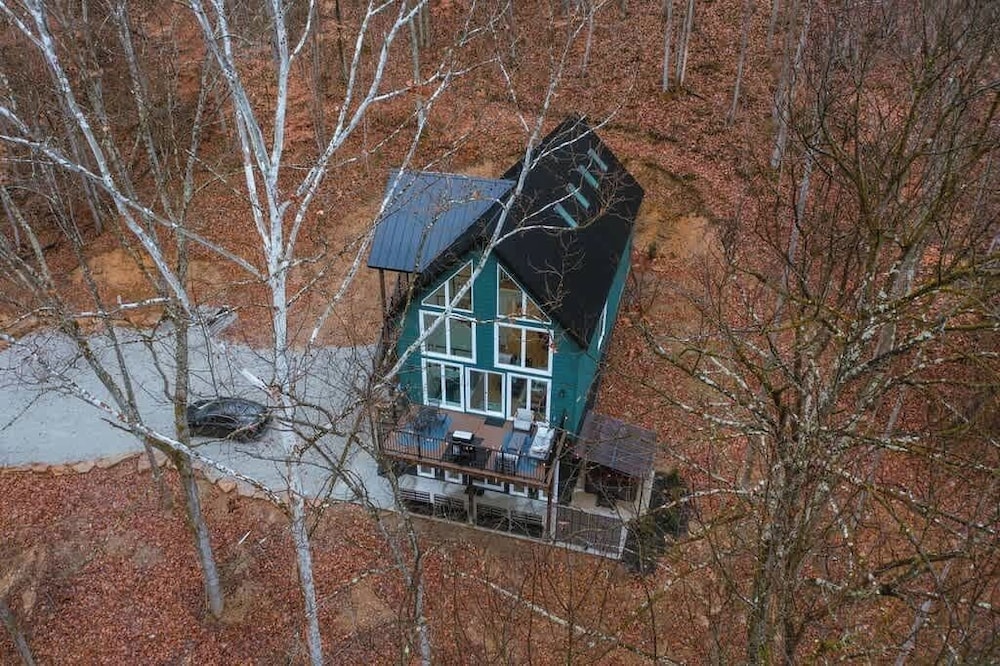 The Greenhouse With Indoor Slide Close to Hocking Hills