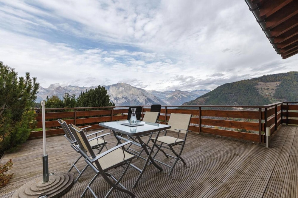 La Taniere Cozy Chalet With Incredible Views and Parking