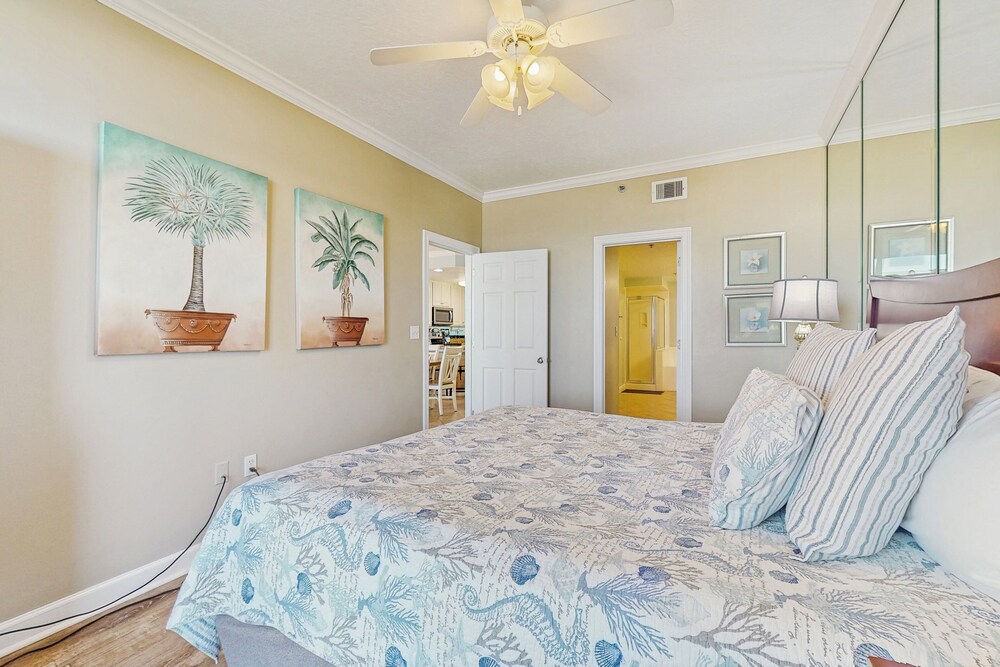 4BR Condo w/ Gulf Views & Amenities