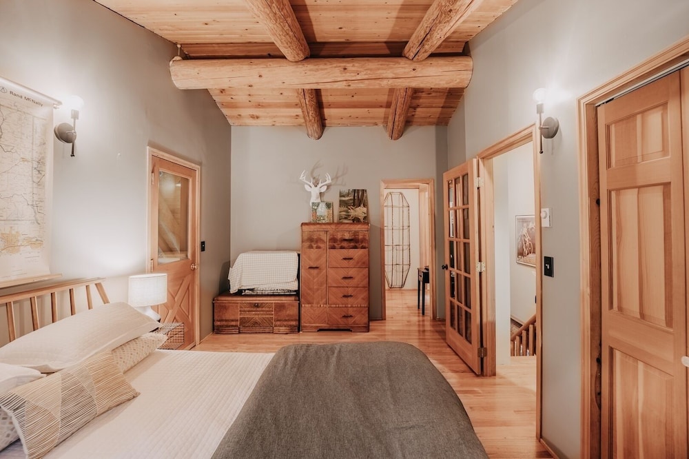 81sl - Hot Tub - Wifi - Pets Ok 2 Bedroom Cabin by Redawning view 5
