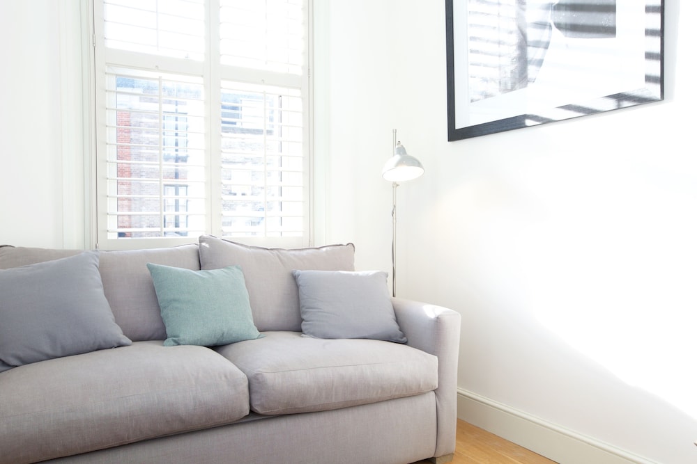 JOIVY English Retro 2BR Apt Near Battersea Park