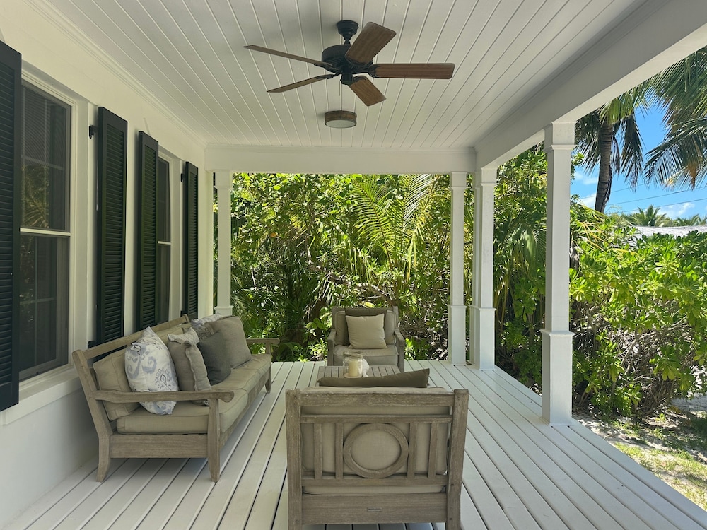 Hibiscus Hill Cricket Pavilion - Retreat Near Pink Sand Beach 2 Bedroom Cottage