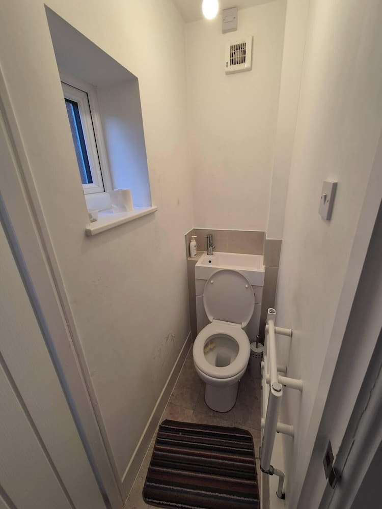 Modern Easedale House - 3 Bed House in Hornchurch