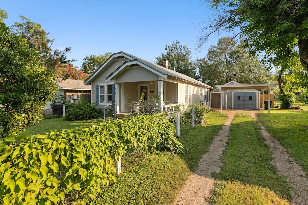 Reizend Haus 2 Bedroom Home by RedAwning view 5