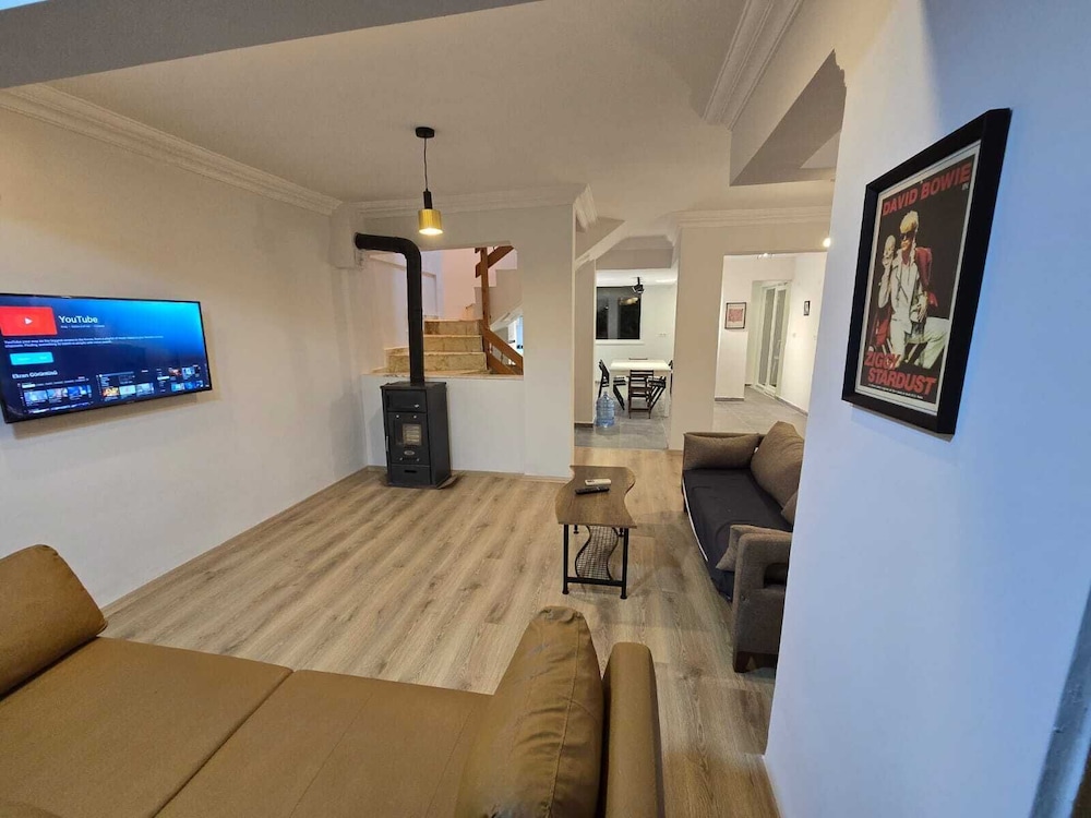 VILLA OLINDA 4 BED with huge garden