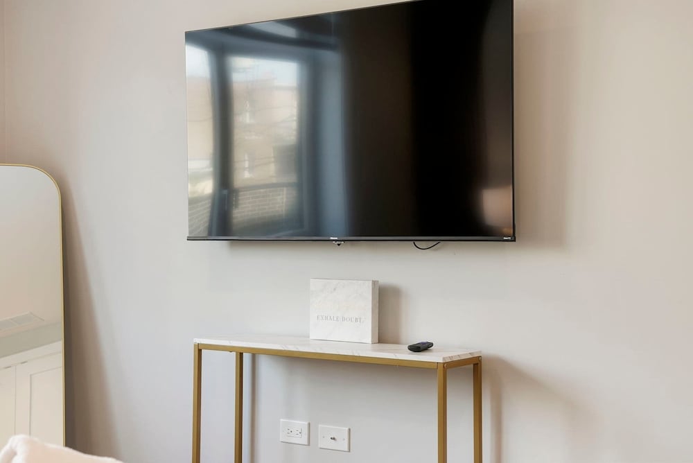 Modern 2br2ba Condo Free Parking and Balcony