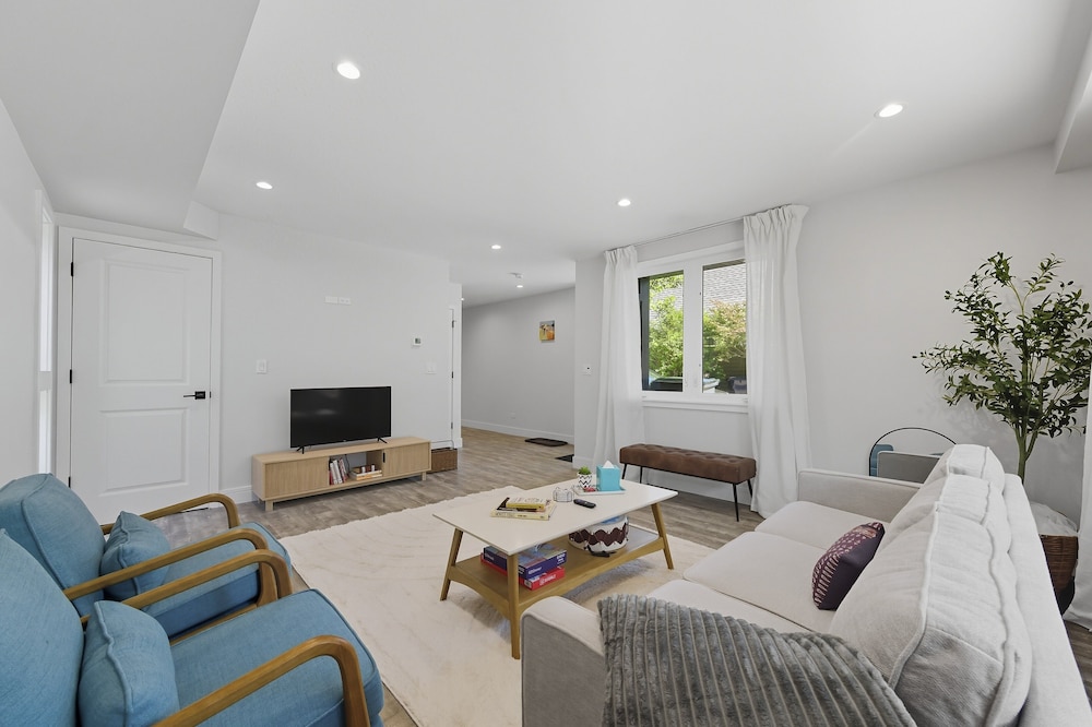 Bright Modern 3bed 2.5bath Evanston Home W/parking 3 Bedroom Home