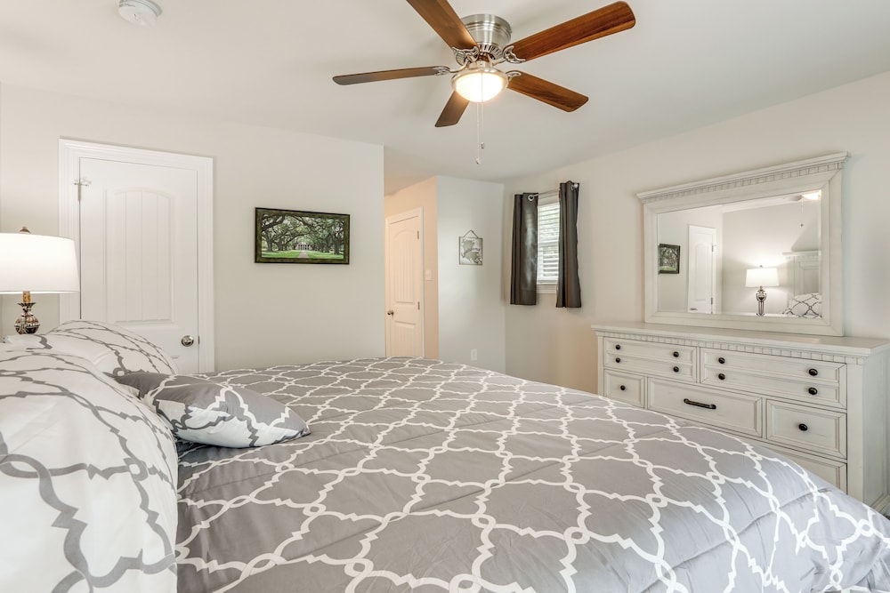 Riverfront Family Retreat w/ Yard in Saint Amant