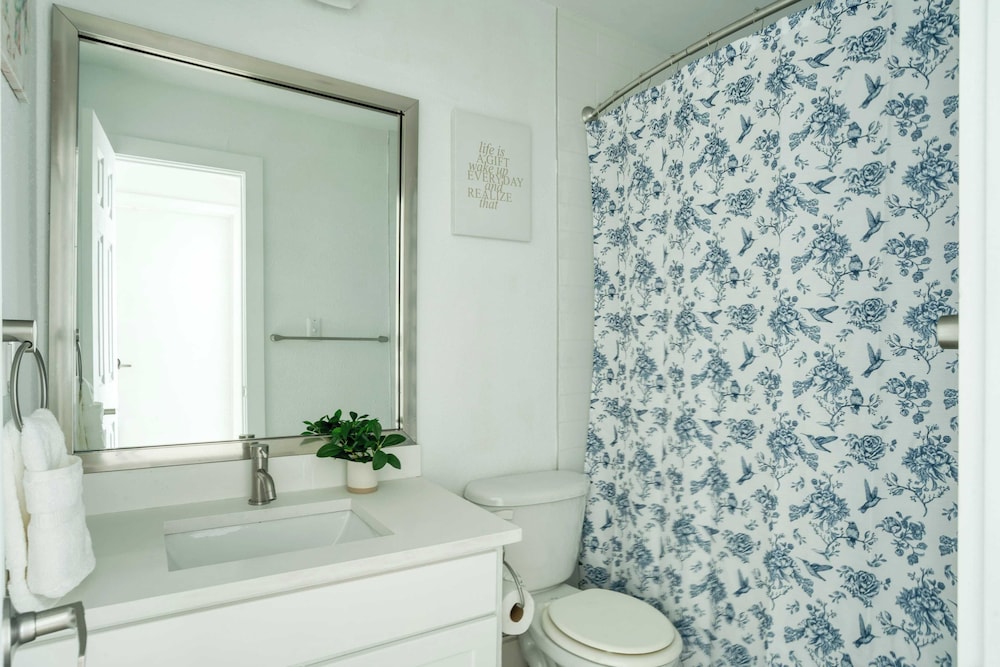 Stylish Retreat, Shared Pool & Yard Near Downtown Fairlawn Lane A by Avantstay