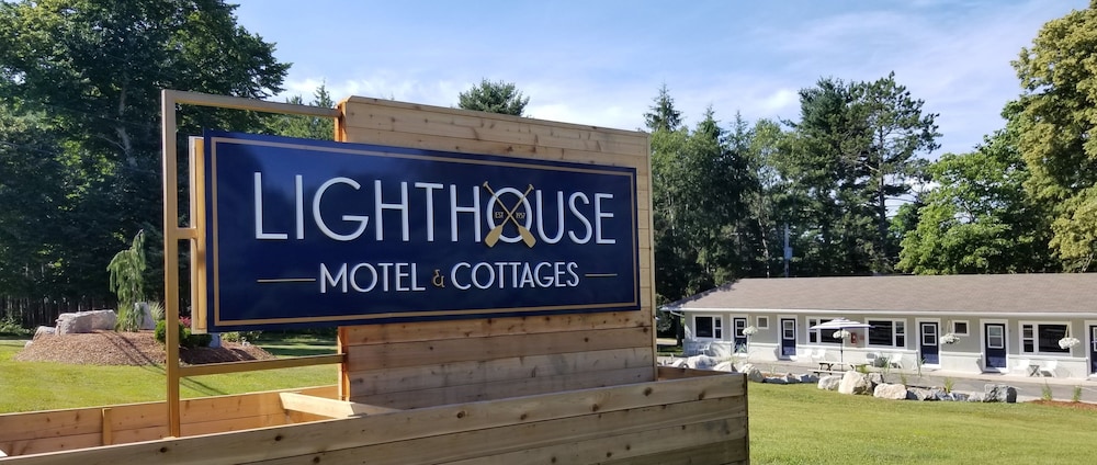 Lighthouse Motel & Cottages